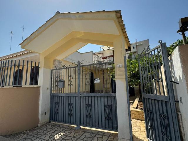 Case e ville in vendita di 130 m² in Via Giarratana