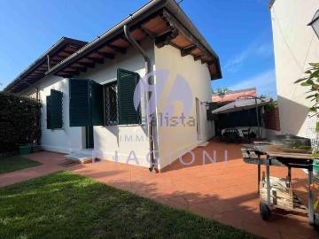 Case e ville in vendita di 130 m² in Via Dante Alighieri, 55045