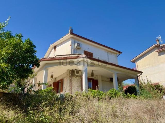 Case e ville in vendita di 130 m² in Via degli Olivi