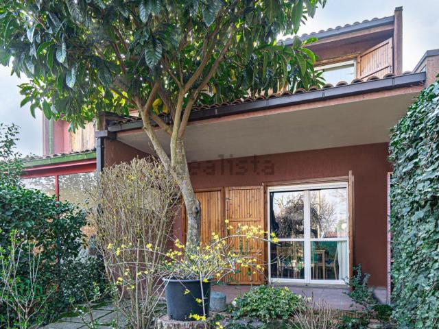 Case e ville in vendita di 130 m² in Via dei Ciclamini