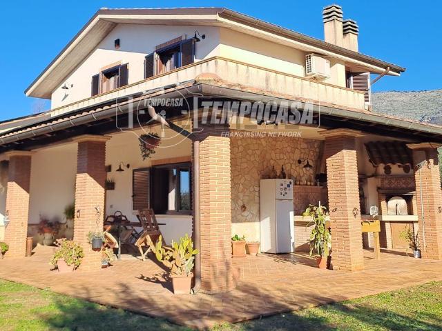 Case e ville in vendita di 130 m² in Via delle Terme Romane