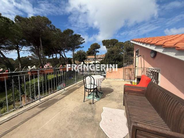 Case e ville in vendita di 130 m² in Via di Quercianella