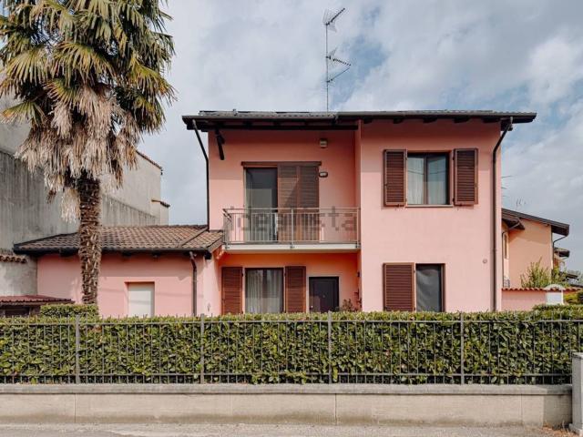 Case e ville in vendita di 130 m² in Via Ingegner Luigi Carena