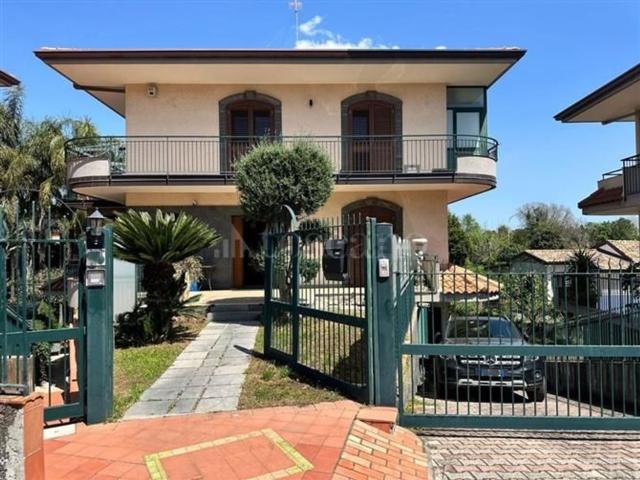 Case e ville in vendita di 130 m² in Via Luigi Capuana