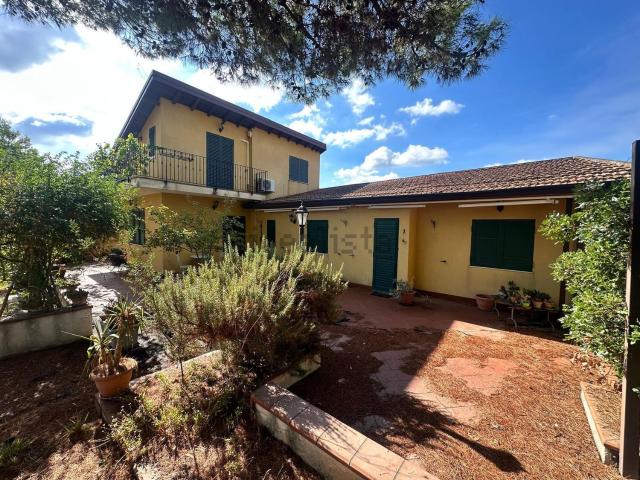 Case e ville in vendita di 130 m² in Via Mompilieri