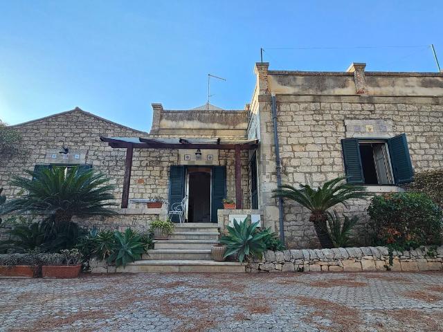 Case e ville in vendita di 130 m² in Via San Giuliano San Elena, 29