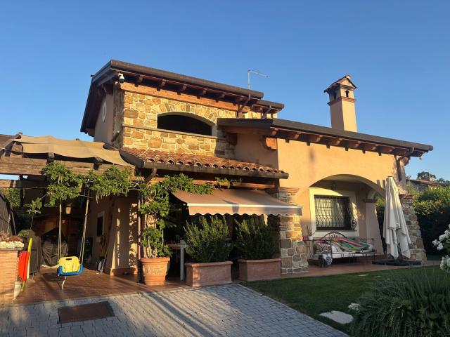 Case e ville in vendita di 130 m² in Via Tuscolana