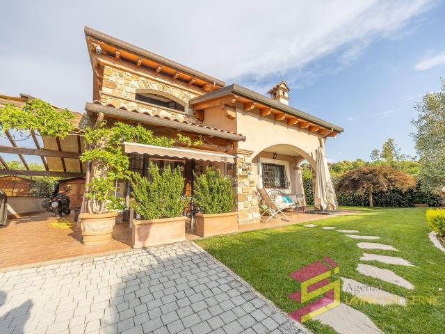 Case e ville in vendita di 130 m² in Via Tuscolana, 72
