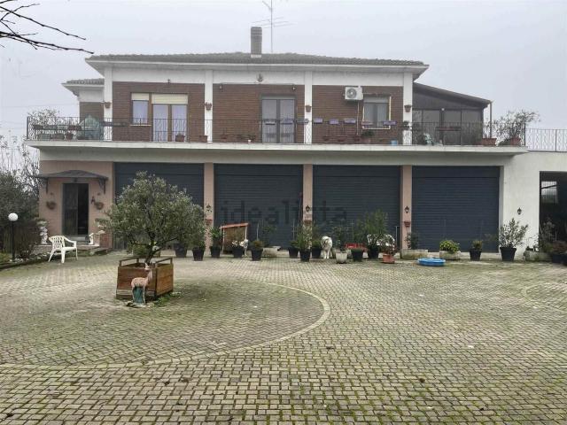 Case e ville in vendita di 130 m² in Via Vercelli, 39
