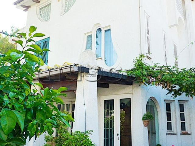 Case e ville in vendita di 130 m² in Viale Castellammare, 44