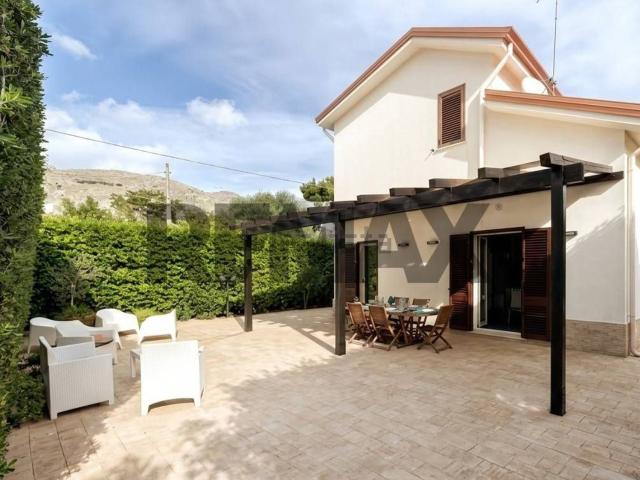 Case e ville in vendita di 130 m² in Viale Cloe, 13