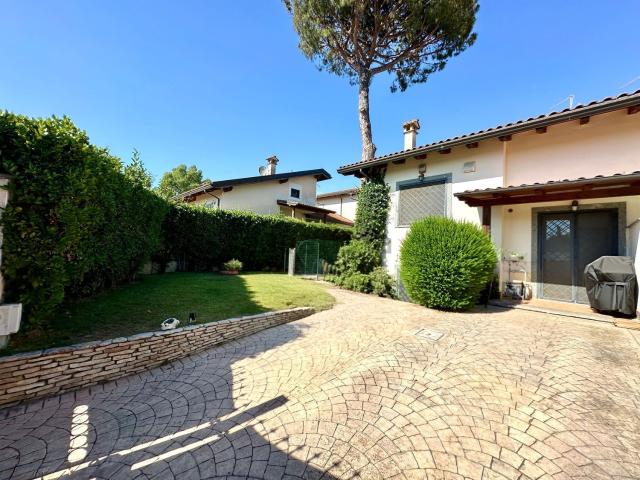 Case e ville in vendita di 130 m² in Viale di Castel Porziano