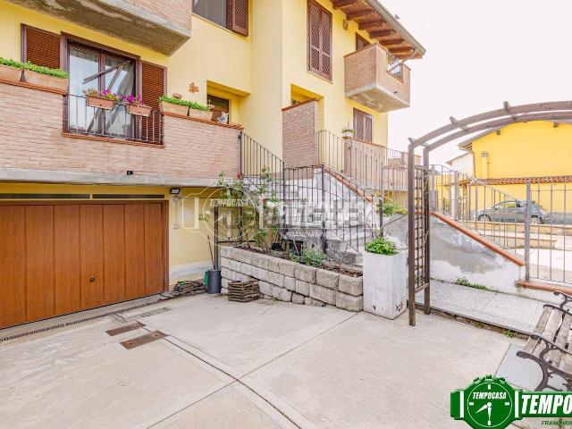 Case e ville in vendita di 130 m² in Vicolo Cantone Fermo