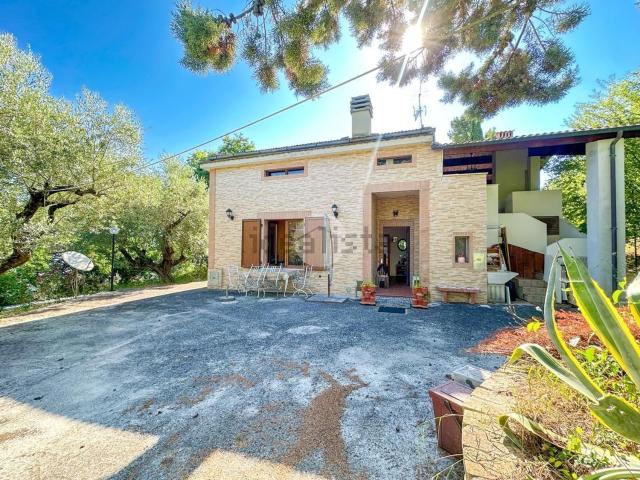 Case e ville in vendita di 130 m² in Contrada De Contro, 132