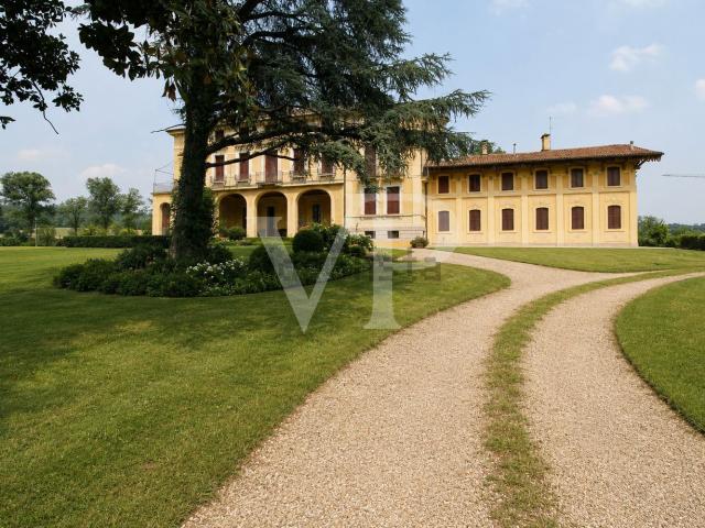 Case e ville in vendita di 1318 m² in Via Roma