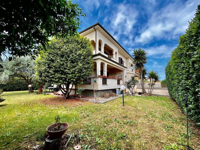 Case e ville in vendita di 131 m² in Via Agrifoglio, 31