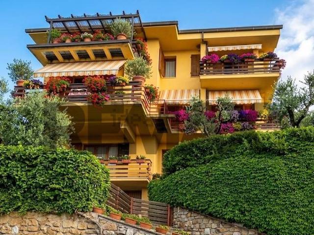 Case e ville in vendita di 1343 m² in Via Giuseppe Ungaretti, 229