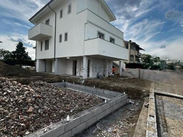 Case e ville in vendita di 134 m² in Via Vingone