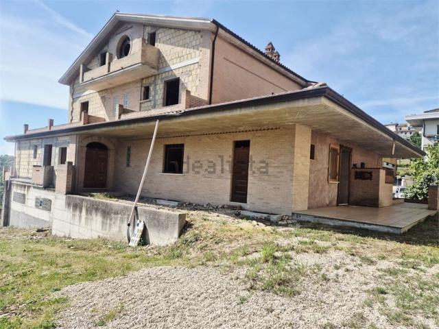 Case e ville in vendita di 1350 m² in Piazza Umberto I