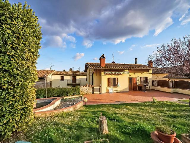 Case e ville in vendita di 135 m² in Via Case Raspini, 31