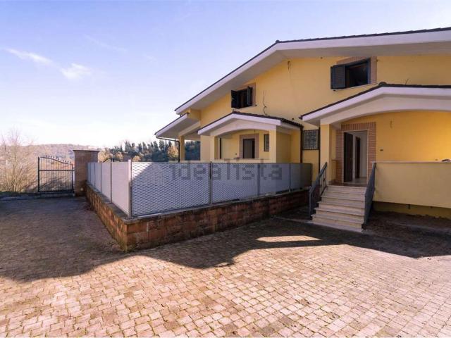 Case e ville in vendita di 135 m² in Via Castellone, 17