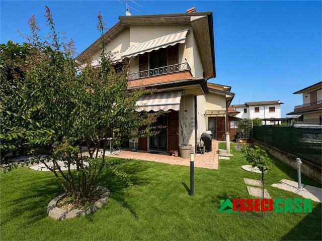 Case e ville in vendita di 135 m² in Via A. De Curtis