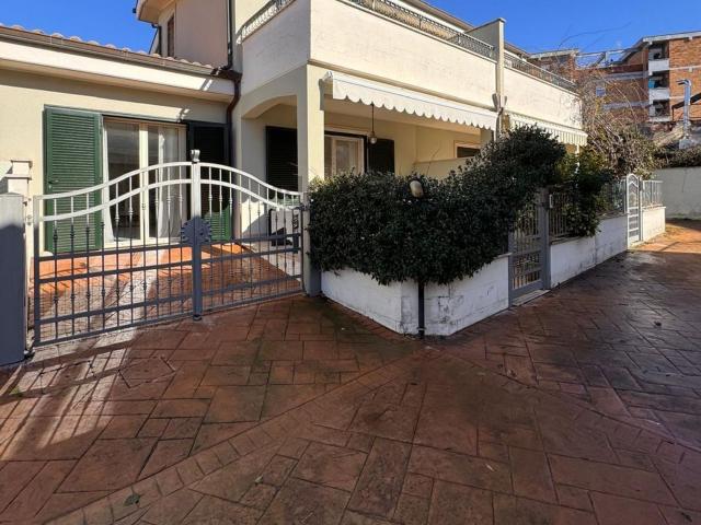 Case e ville in vendita di 135 m² in Via Lombardia, 102