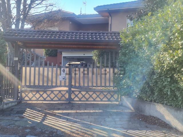 Case e ville in vendita di 135 m² in Via Per Alzate, 60