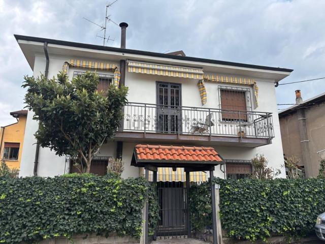 Case e ville in vendita di 136 m² in Via Fratelli Cairoli, 12