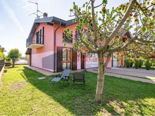 Case e ville in vendita di 136 m² in Via Mario Gramegna, 6