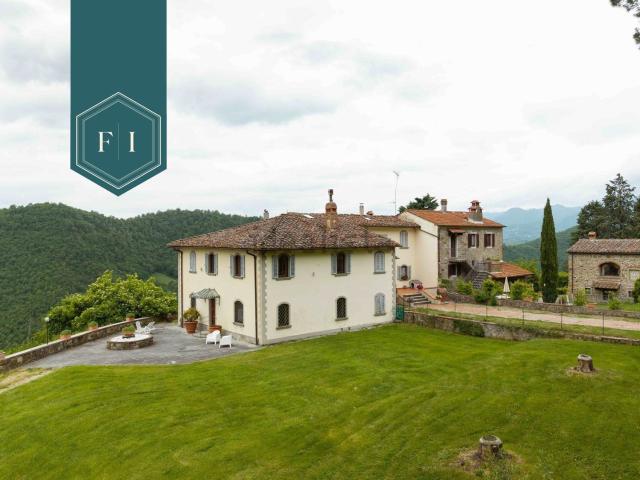 Case e ville in vendita di 1374 m² in Via Campagna