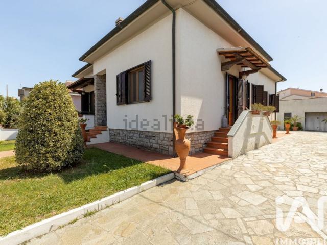 Case e ville in vendita di 138 m² in Via Alberto Profeti, 104