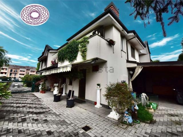 Case e ville in vendita di 138 m² in Via Geremia Bonomelli, 11