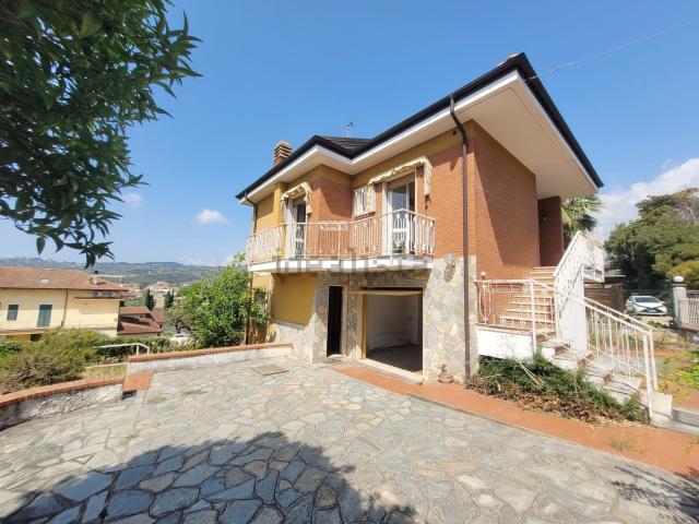 Case e ville in vendita di 138 m² in Via Monade, 21