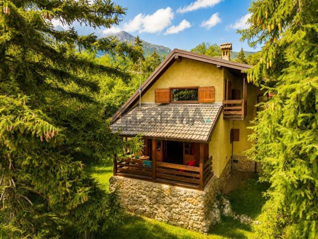 Case e ville in vendita di 138 m² in Via Scanapà, 19