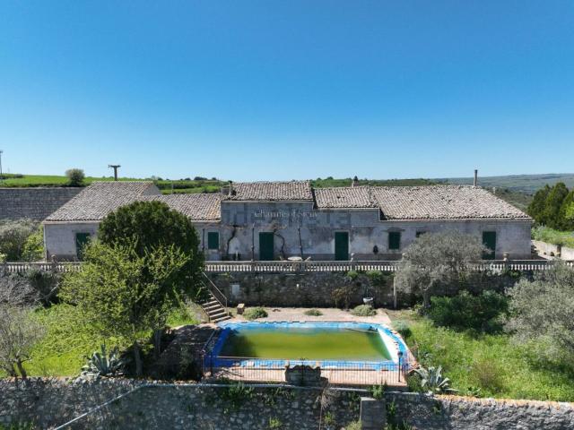 Case e ville in vendita di 1396 m² in Via Gianforma Margione, 85