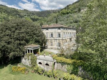 Case e ville in vendita di 1400 m² in Via Ludovica, 6927