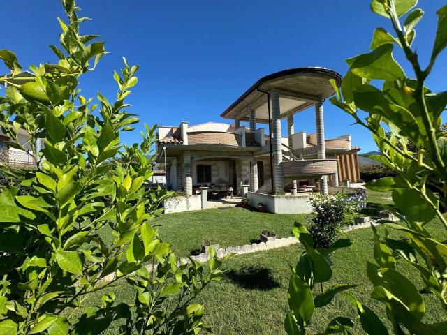 Case e ville in vendita di 140 m² in Via Castelluccio
