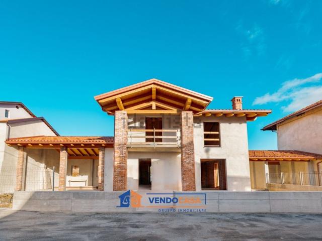 Case e ville in vendita di 140 m² in Via Centallo