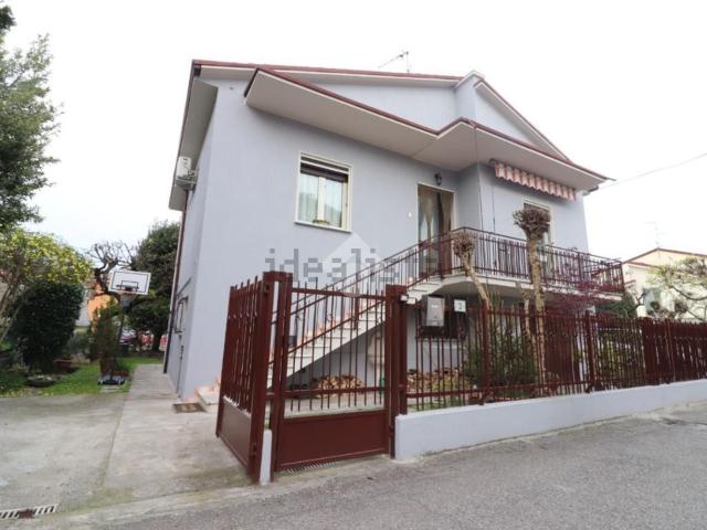 Case e ville in vendita di 140 m² in Via A. Gramsci, 1