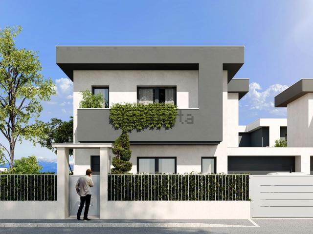 Case e ville in vendita di 140 m² in Via Amleto Bertoni, 1
