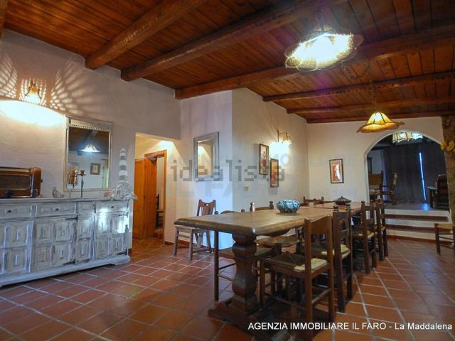 Case e ville in vendita di 140 m² in Via Abbatoggia, 2