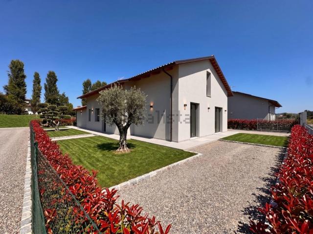 Case e ville in vendita di 170 m² in Via Beppe Fenoglio
