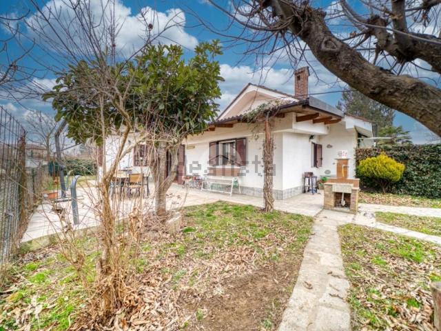 Case e ville in vendita di 128 m² in Via Arona, 74