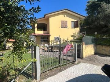 Case e ville in vendita di 140 m² in Via Balza Fiorita
