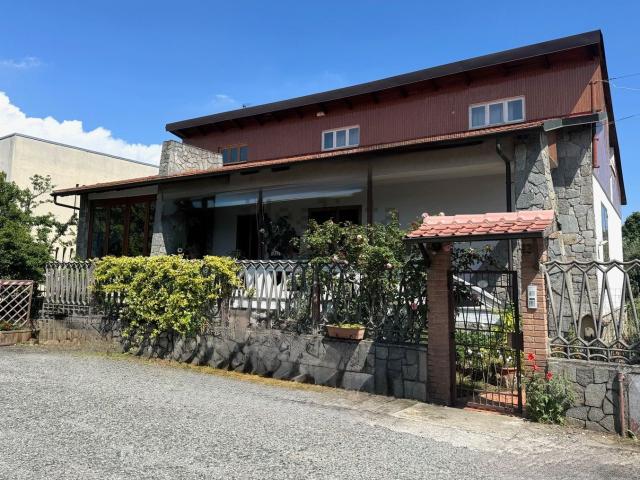 Case e ville in vendita di 140 m² in Via G. Marconi, 13