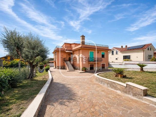 Case e ville in vendita di 140 m² in Via Gioacchino Rossini, 6