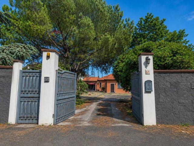Case e ville in vendita di 140 m² in Via delle Ginestre, 61