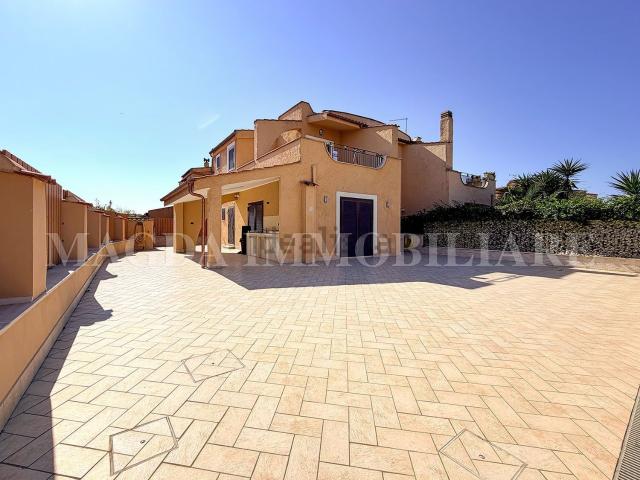 Case e ville in vendita di 140 m² in Via delle Margherite, 27