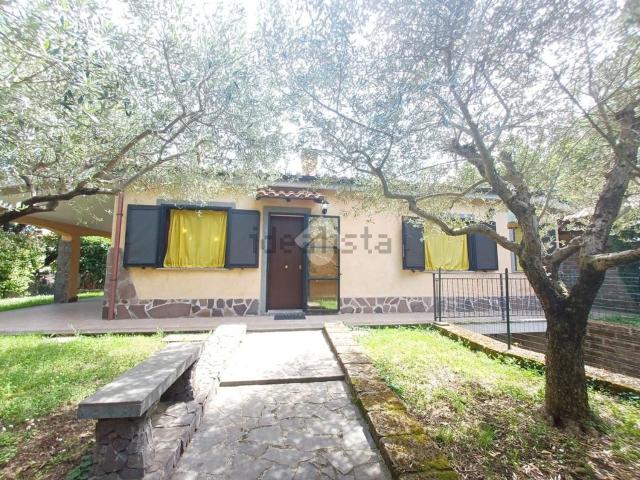 Case e ville in vendita di 140 m² in Via delle Robinie, 3
